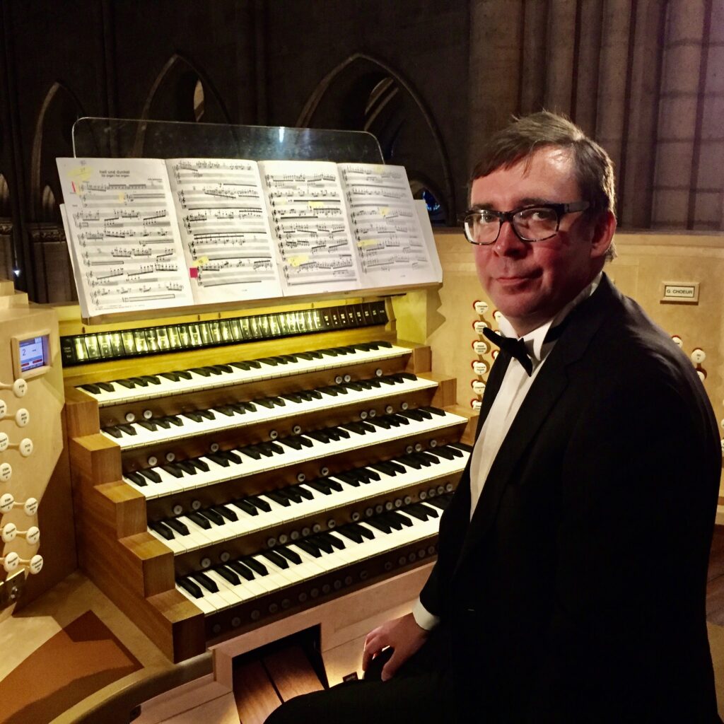 Jan Bokszczanin podczas koncertu w katedrze Notre Dame we Francji